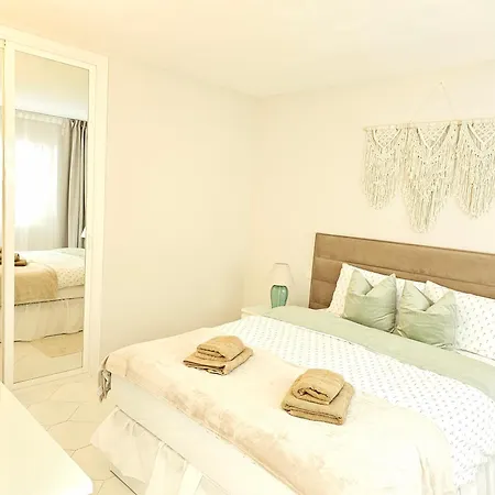 Sunny 1 Bedroom In Monte B , Mijas Miraflores 公寓